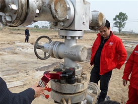 驅(qū)動液壓扭矩扳手應用在石油管道發(fā)蘭螺栓預緊